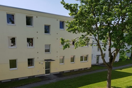 Heller Wohnblock mit Grünfläche Uhlandstraße