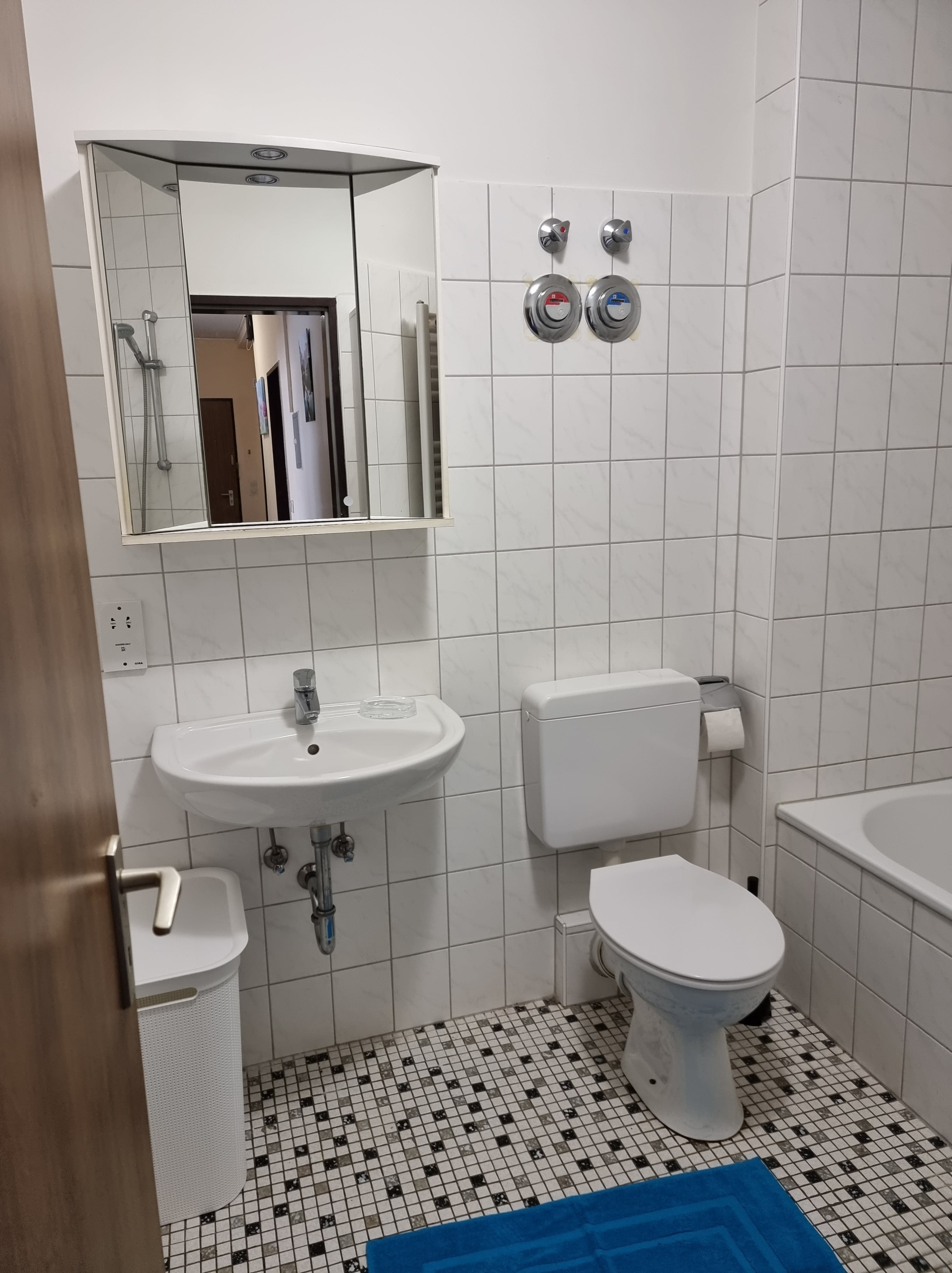 Badezimmer mit Spülbecken, Toilette, Badewanne von Onkel Tom Alpen
