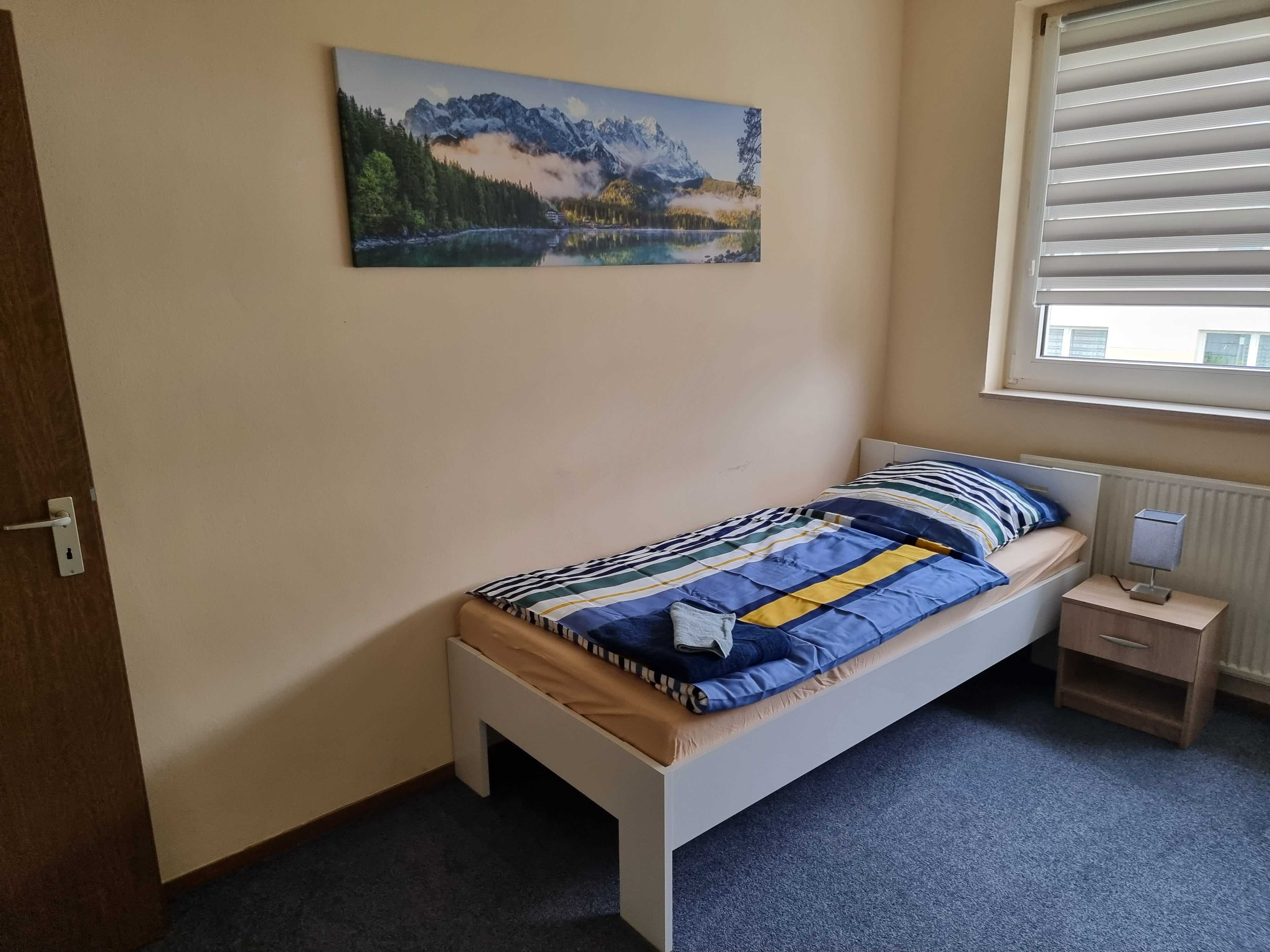 Zimmer Alpenrose mit Bett, Bild, Fenster von Onkel Tom